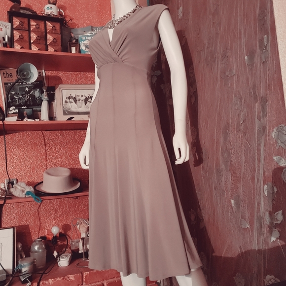 Dresses & Skirts - NWT-Gorgous, Elegant, Sexy Figure flattering dress